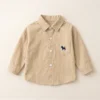 Camisa de vestir para bebé color beige con bordado de perrito en el bolsillo