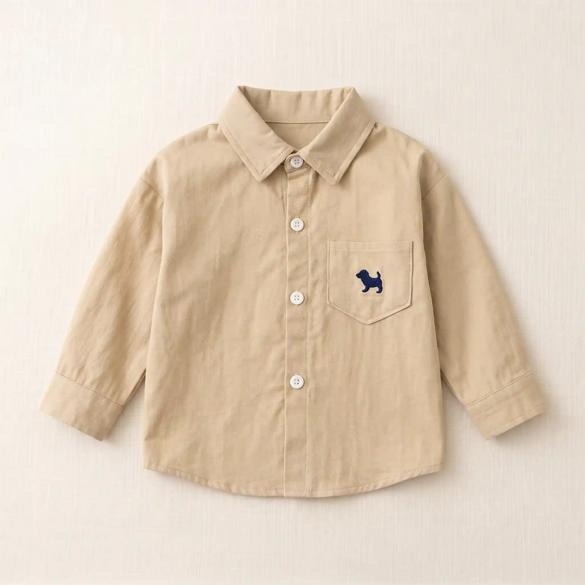 Camisa de vestir para bebé color beige con bordado de perrito en el bolsillo