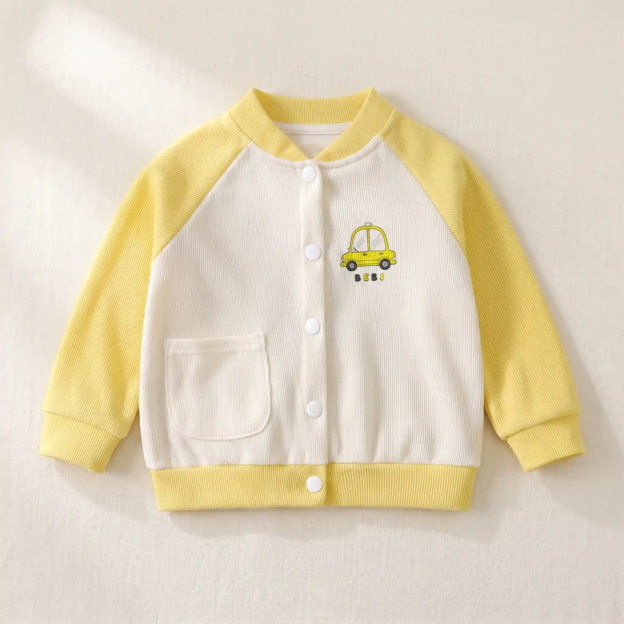 Campera de algodón para bebé amarilla y blanca, con detalle de auto