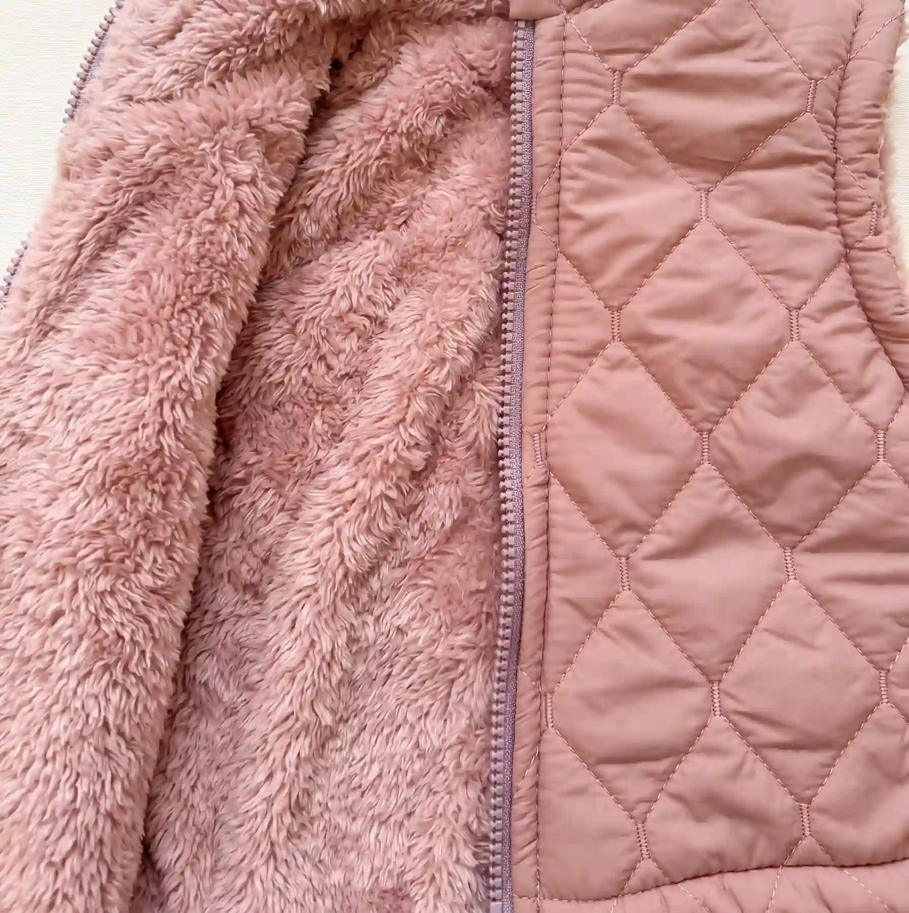 Chaleco con capucha matelasse rosa | Tienda Olivia Uruguay