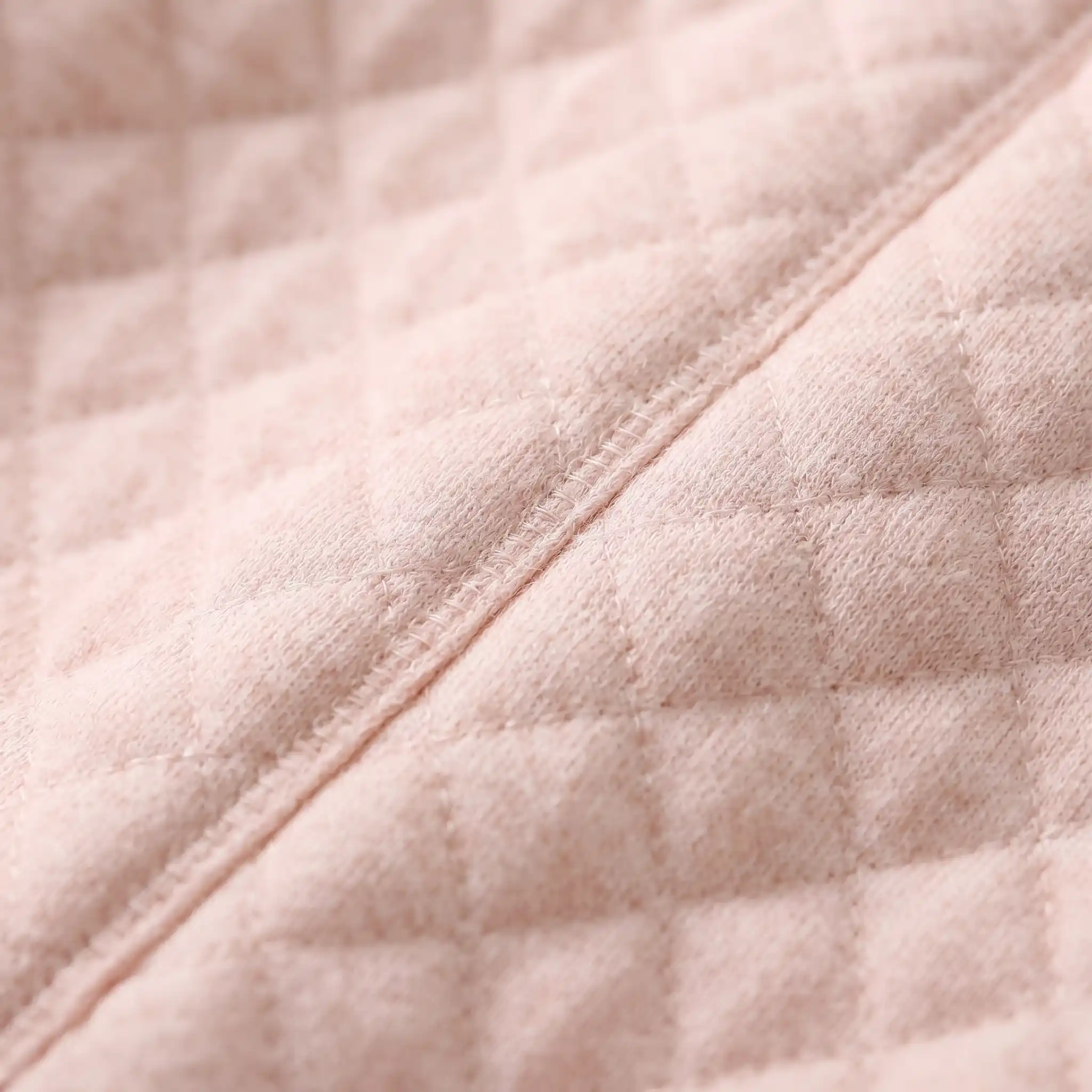 enterito mameluco de invierno de bebé color rosa, cuello redondo y broches frontales en Uruguay.