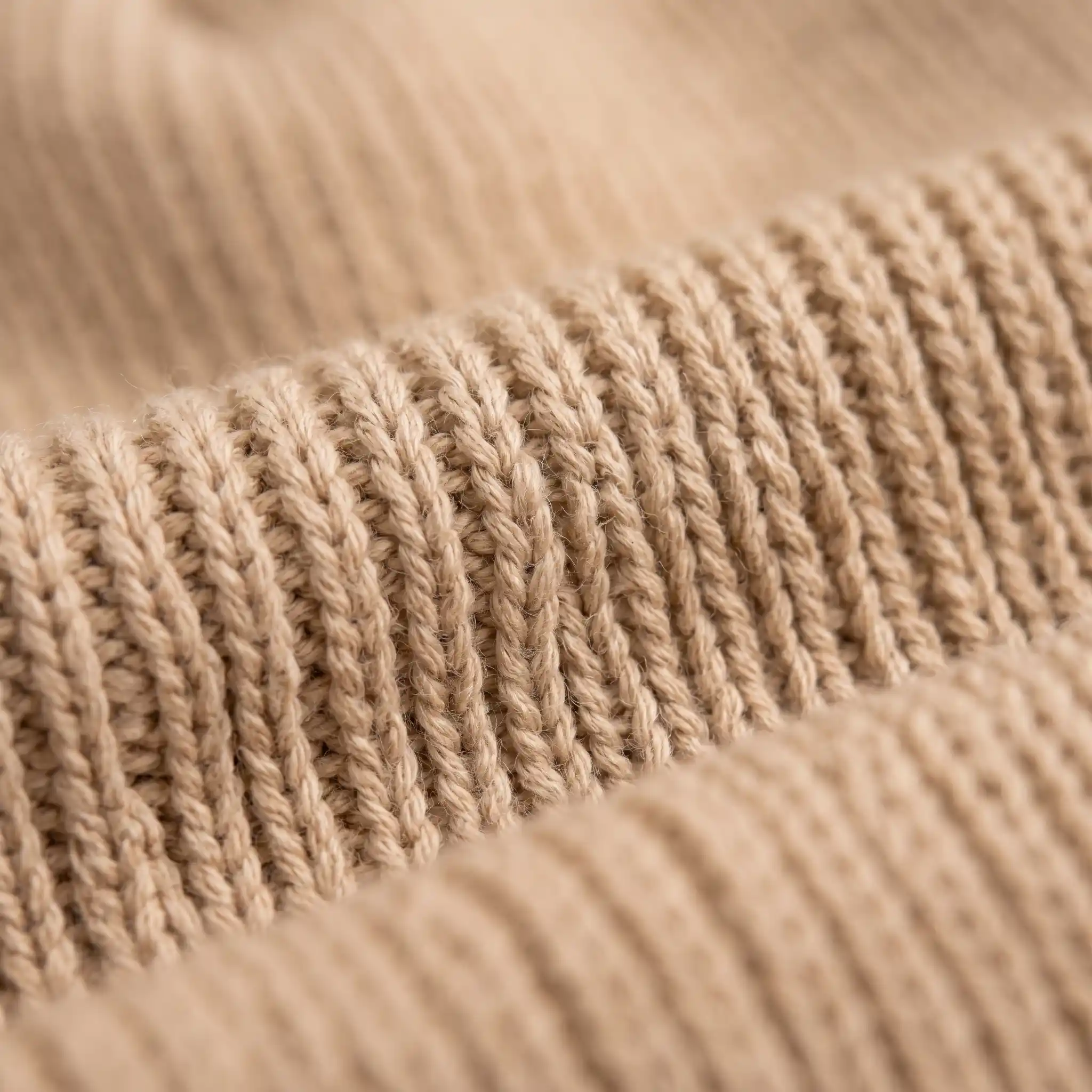 Gorrito de algodón para bebé confeccionado en hilado de algodón premium color beige de Tienda Olivia.