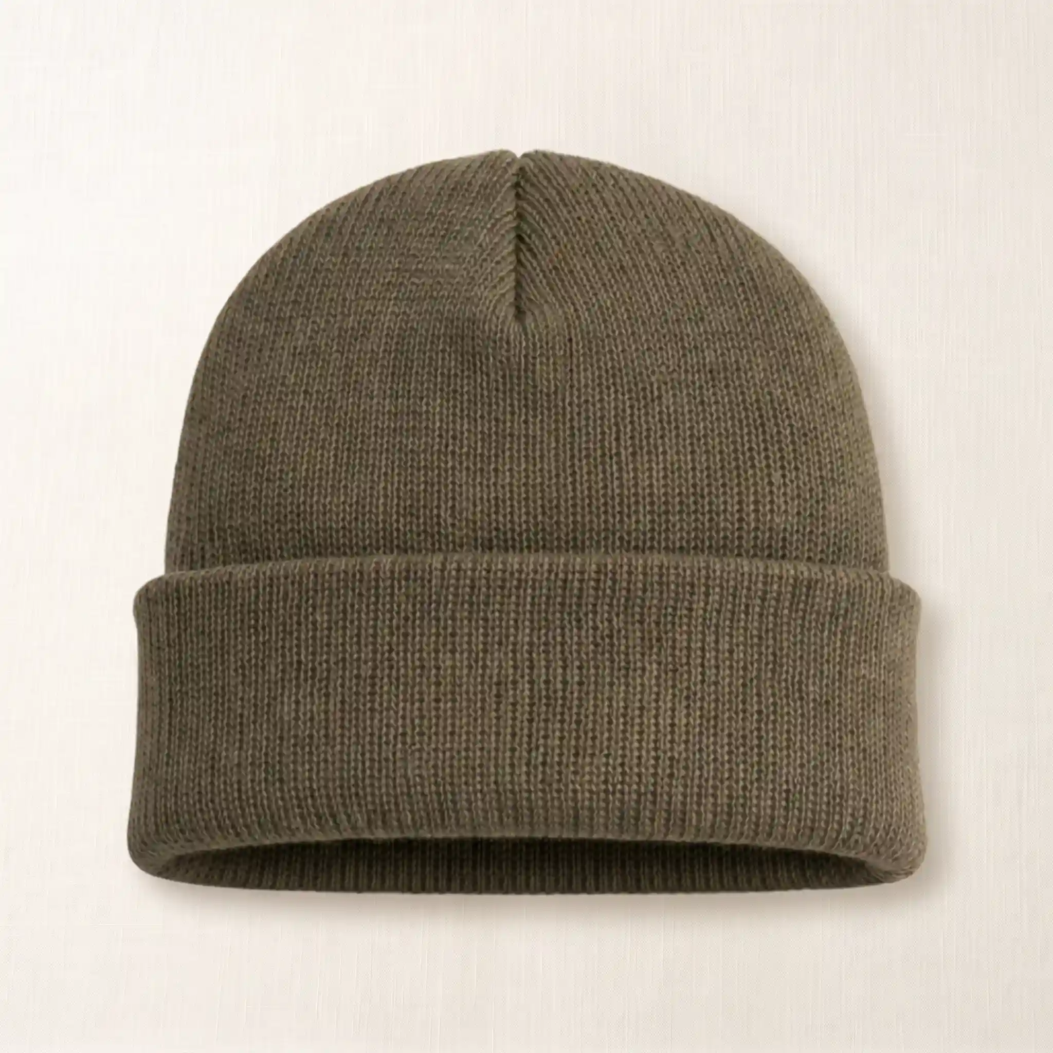 Gorrito de algodón para bebé confeccionado en hilado de algodón premium color verde oliva de Tienda Olivia.